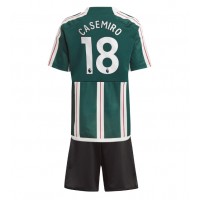 Billiga Manchester United Casemiro #18 Barnkläder Borta fotbollskläder till baby 2023-24 Kortärmad (+ Korta byxor)